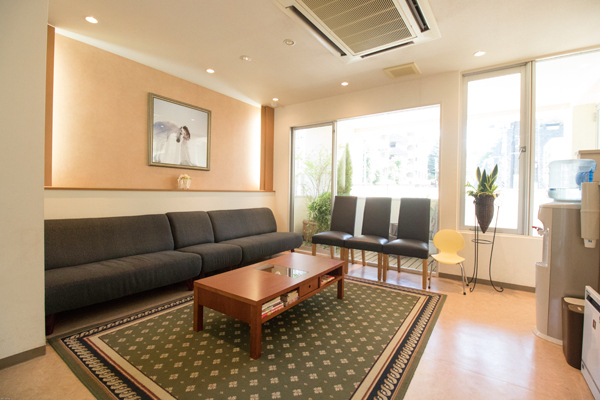くらしま矯正歯科 川崎市宮前区 シックなソファーが設置され、落ち着いた雰囲気の待合室