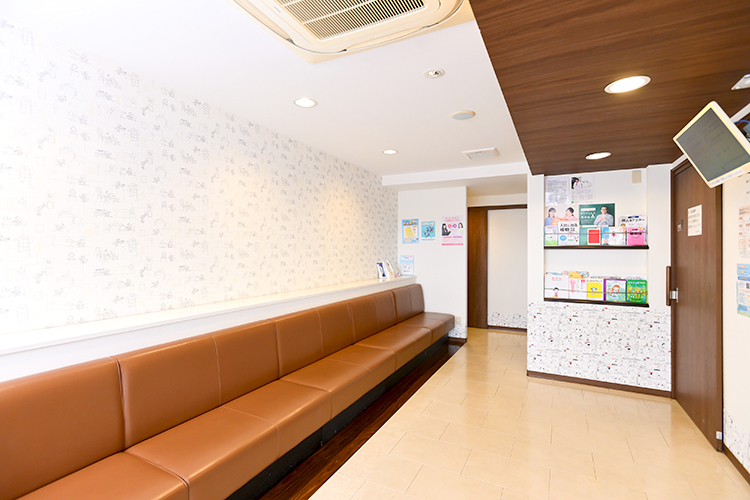 かおり子どもクリニック 世田谷区 アイボリーと茶色を基調とした待合室は安らげる雰囲気
