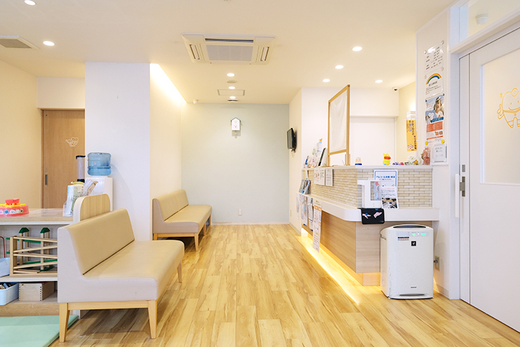 さん歯科こども・おとな歯科 糟屋郡新宮町 温かみがあり、開放感のある待合室