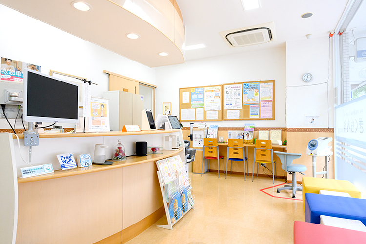 きくち内科 横浜市青葉区 明るい受付。自動精算機も導入し、利便性を高めている