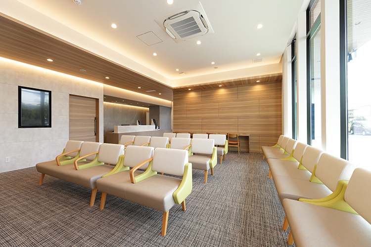 たに内科・循環器・消化器クリニック 一宮市 窓が大きく明るく清潔感のある待合室