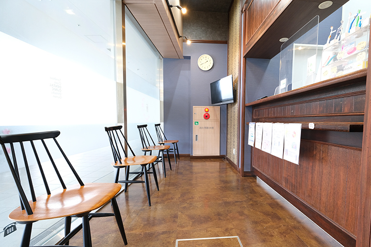 トミヒサクロスデンタルクリニック新宿御苑 新宿区 木目を基調とした落ち着いた待合室