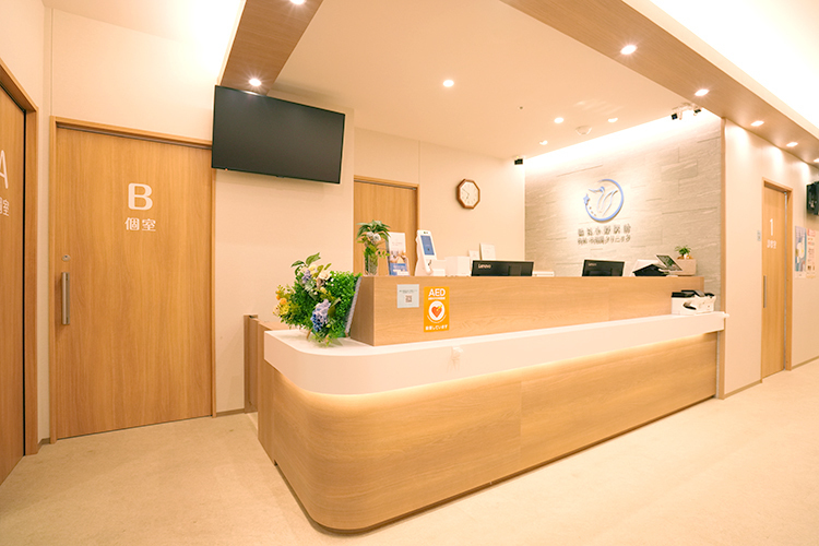 鶴見小野駅前 内科・内視鏡クリニック 横浜市鶴見区 受付では、スタッフが丁寧な対応を心がける