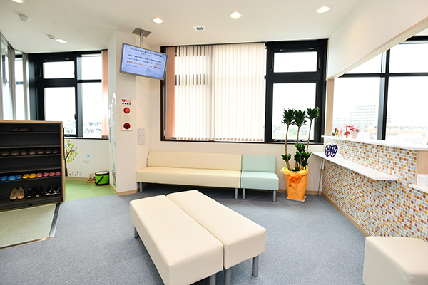 RERA DENTAL CLINIC 流山市 待合室は広く、温かい雰囲気の空間