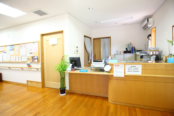 さかい医院 川崎市中原区 車いすの患者に配慮し受付は低くなっている					
