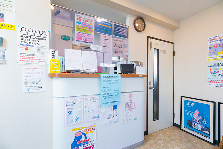 鈴木歯科 府中市 鈴木院長が明るい笑顔で患者を迎える