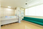 元町歯科 豊田市 待合室は広々としていてくつろげる