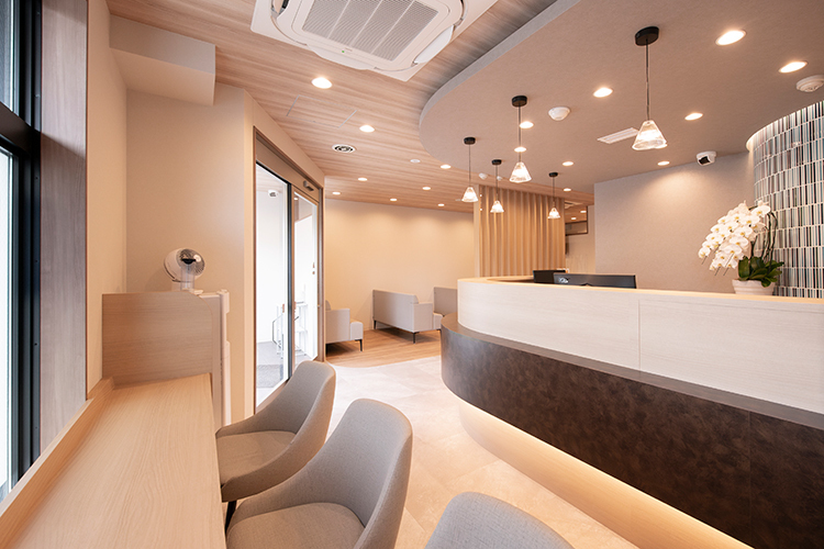 港南台かわかみ泌尿器科クリニック 横浜市港南区 広々とした待合室には女性専用の待合室も完備