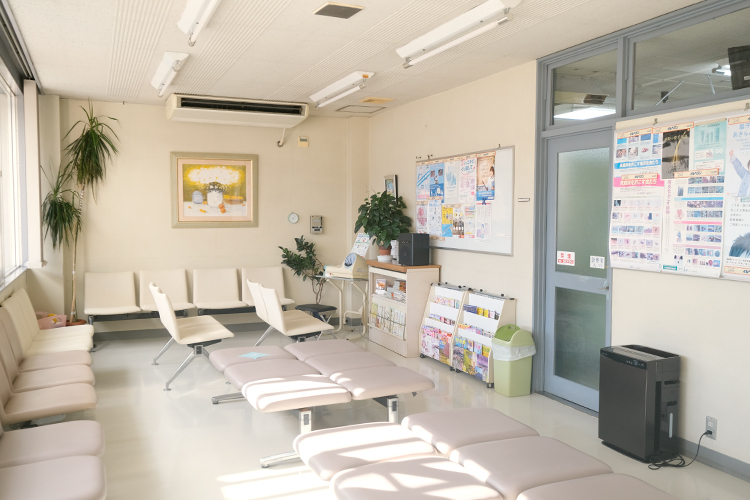 いずみ皮膚科 岐阜市 広々とした空間で椅子が多いため、ゆったり過ごせる待合室