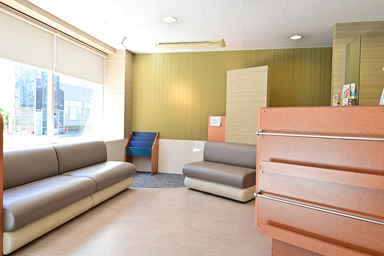 川島歯科医院 三鷹市 窓から日が差し込む落ち着いた雰囲気の待合室