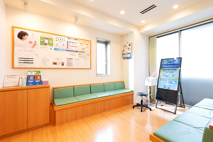医療法人あさい内科　鶴橋なんばクリニック 大阪市東成区 院内は明るく広々とした雰囲気