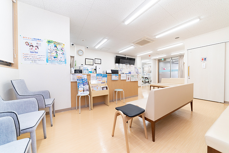 保土ヶ谷いいな眼科 横浜市保土ケ谷区 明るい雰囲気の清潔感のある待合室