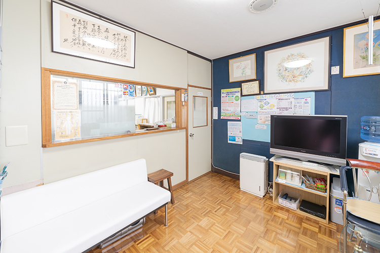 加藤歯科医院 船橋市 ベテランのスタッフとともに、温かい雰囲気で患者を迎える