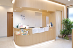岡本歯科医院 京都市西京区 広々とした院内は木目を基調とし、温かい雰囲気