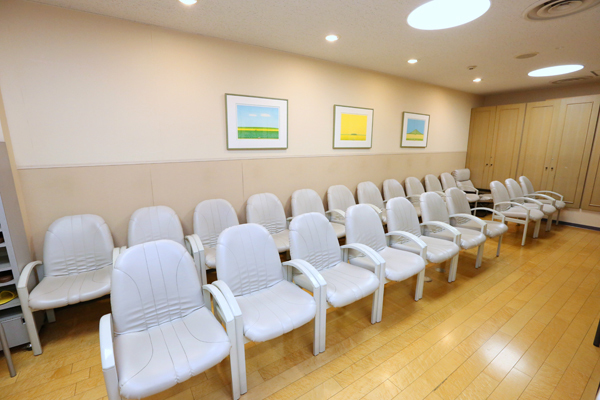 橋本膠原病リウマチクリニック 大阪市中央区 広々とした待合室には絵がたくさん飾られている