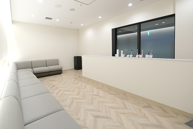 関内パレス歯科 dental＆oral surgery 横浜市中区 白を基調に温かみのある雰囲気の院内