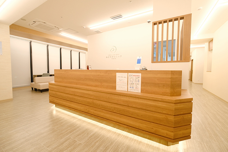 みどりクリニック 千葉中央 千葉市中央区 木目調の温かみのある内装でリラックスして過ごすことができる