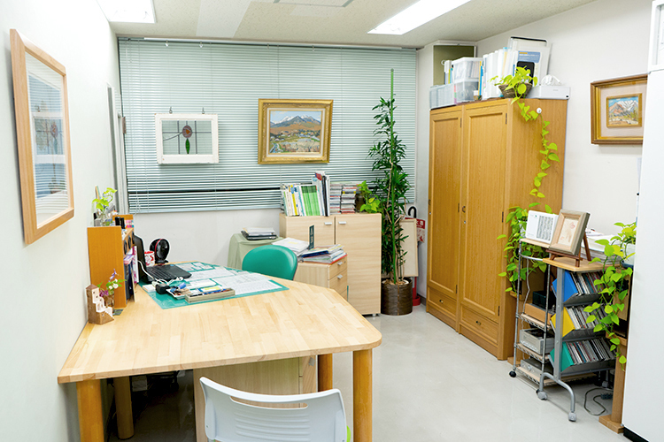 飯田橋メンタルクリニック 千代田区 院長が形にまでこだわった机が特徴的な診察室