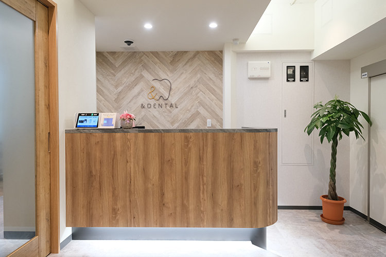 ＆DENTAL谷町4丁目歯科・矯正歯科 大阪市中央区 木のぬくもりを感じる院内。リラックスして過ごすことができる