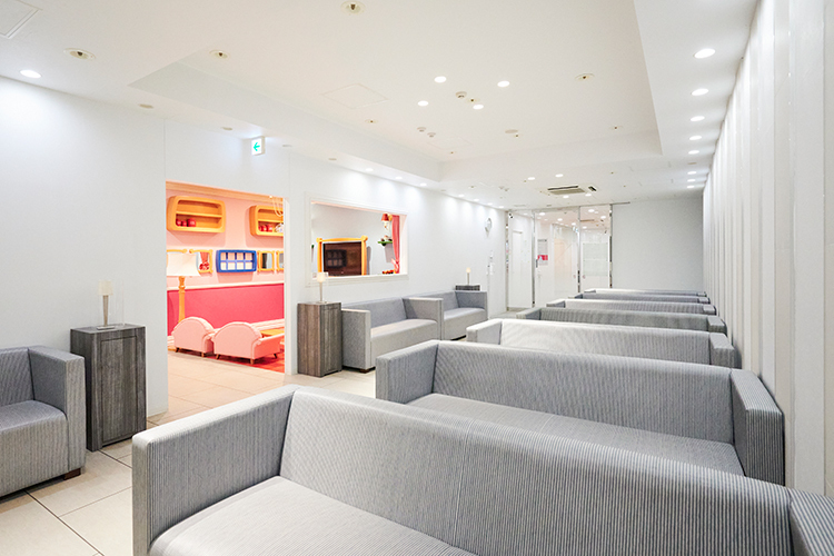 北村医院 川崎市中原区 広い待合室の横には、かわいらしいキッズスペースと授乳室