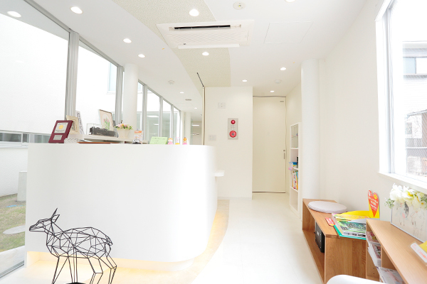大泉こどもおとな歯科診療室 練馬区 中庭に降り注ぐ光が院内を明るく演出