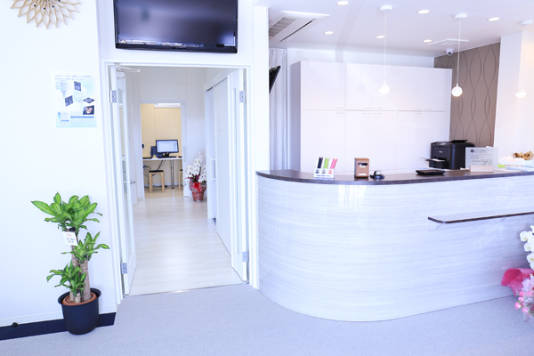 たかす歯科クリニック 西尾市 スタッフが笑顔で迎え入れてくれる受付