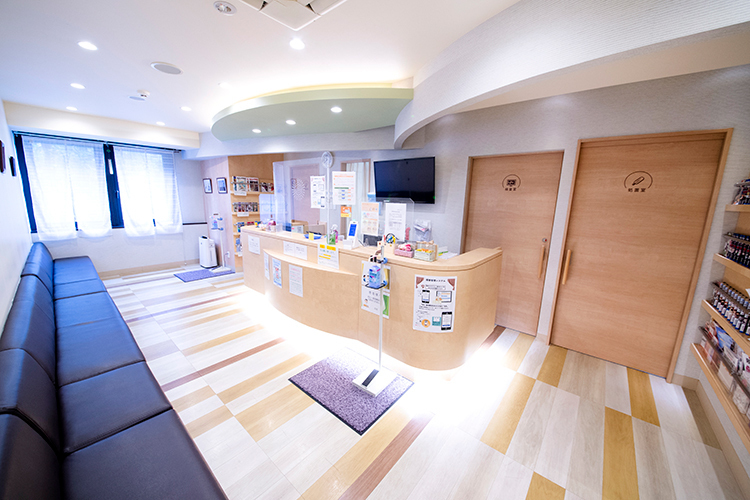 西大井内科 品川区 漫画や書籍が多数置かれている広々とした待合室