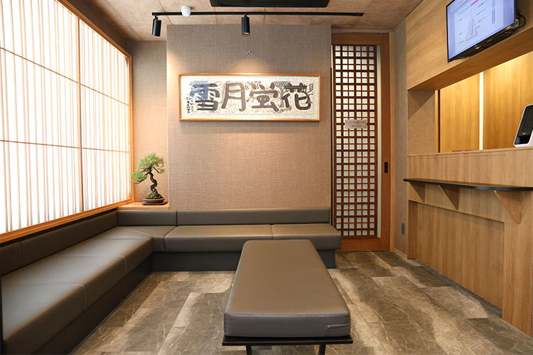 加茂歯科医院 福岡市博多区 清潔感にあふれた待合。感染症対策を徹底している