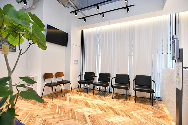 大百堂歯科医院 千葉市中央区 白を基調としながら木の温かみも感じられる院内