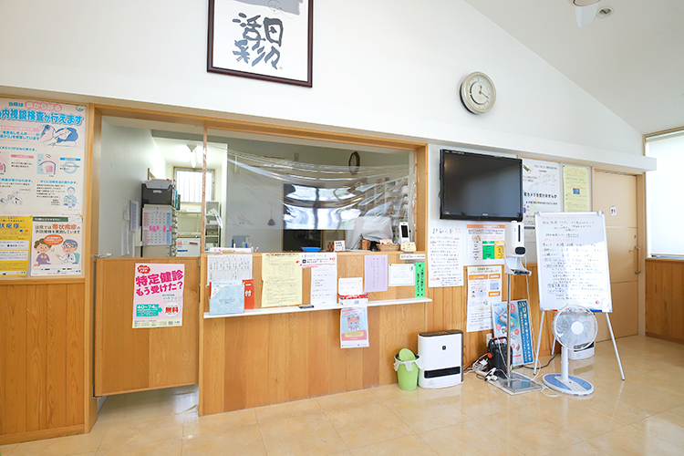 中谷診療所 堺市中区 受付スタッフが笑顔で明るく迎える