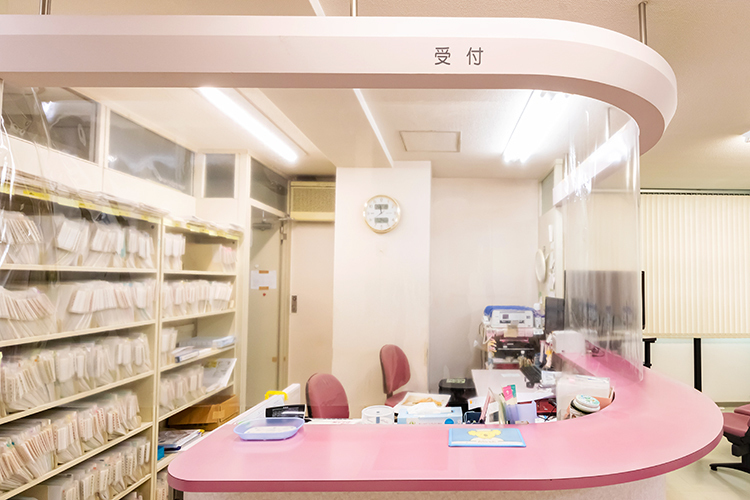 駅前クリニック内科・心療内科 松戸市 受付には飛沫感染防止用カーテンを設置、衛生面にも気を配る