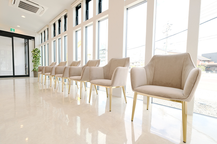 W DENTAL CLINIC 瀬戸市 ガラス張りの明るい院内