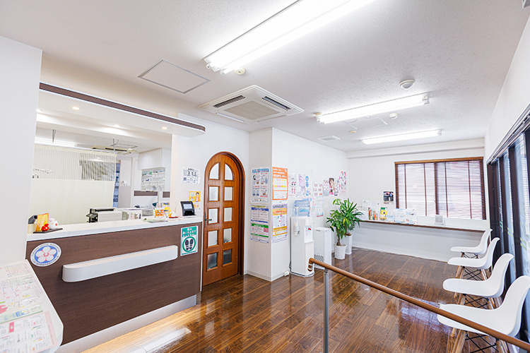 みのりデンタルクリニック 福岡市南区 白をベースに、木の温かみを感じられる院内