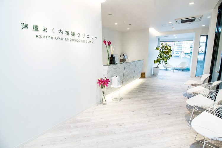 芦屋ms内科・消化器内視鏡クリニック 芦屋市 光が差し込み明るい印象の待合室