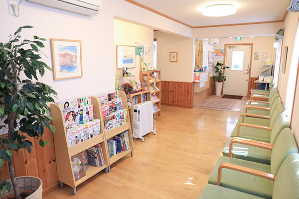 あさひ・こころのクリニック 尾張旭市 明るく落ち着いた雰囲気の待合室