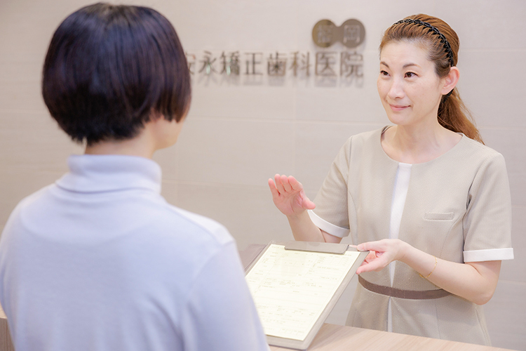 安永矯正歯科医院 福岡 福岡市中央区 受付スタッフが一人ひとりの患者に丁寧に対応