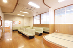 整形外科・皮膚科しまがきクリニック 新潟市西蒲区 床は木材をベースに、畳の小上がりもある待合室