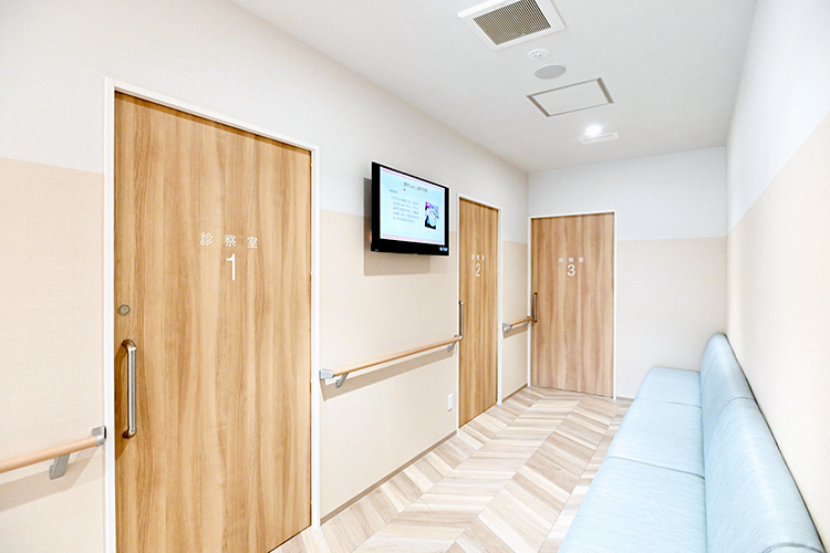 千里皮膚科 豊中市 3部屋の診察室で患者の待ち時間に配慮した診療を行う