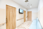 千里皮膚科 豊中市 3部屋の診察室で患者の待ち時間に配慮した診療を行う