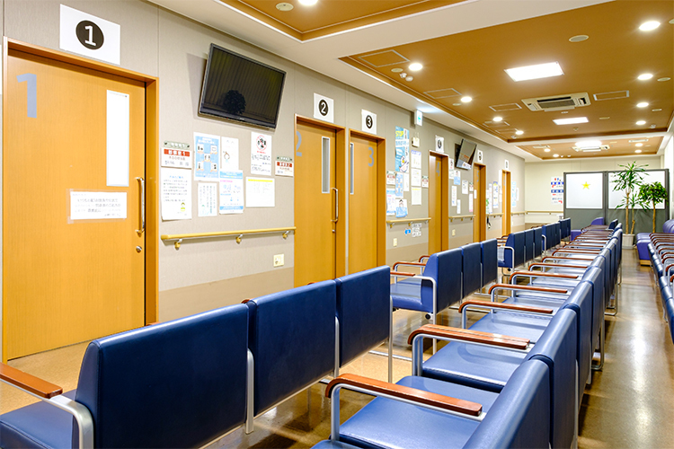 青木中央クリニック 川口市 幅広い診療科目を標榜し、休日診療も行う
