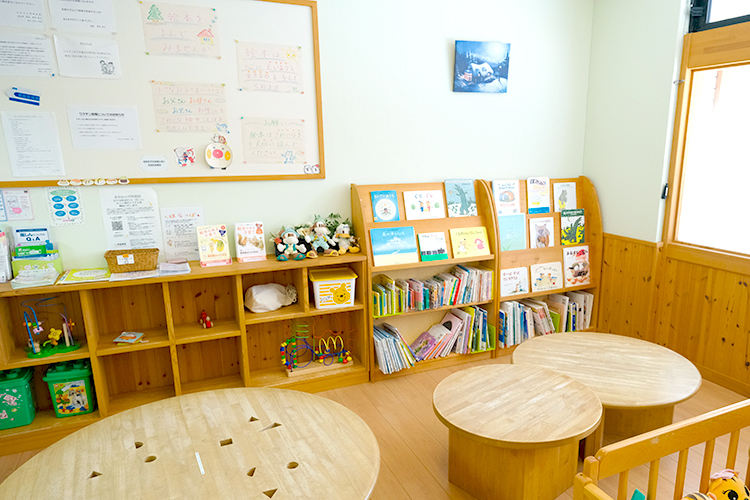 あおみ小児科医院 福岡市南区 待合にはたくさんの絵本を置いている