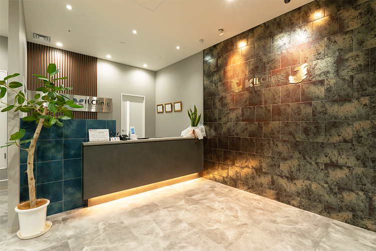 ILC国際腰痛クリニック名古屋院 名古屋市中村区 受付はシックで落ち着いた雰囲気、スタッフが丁寧に対応
