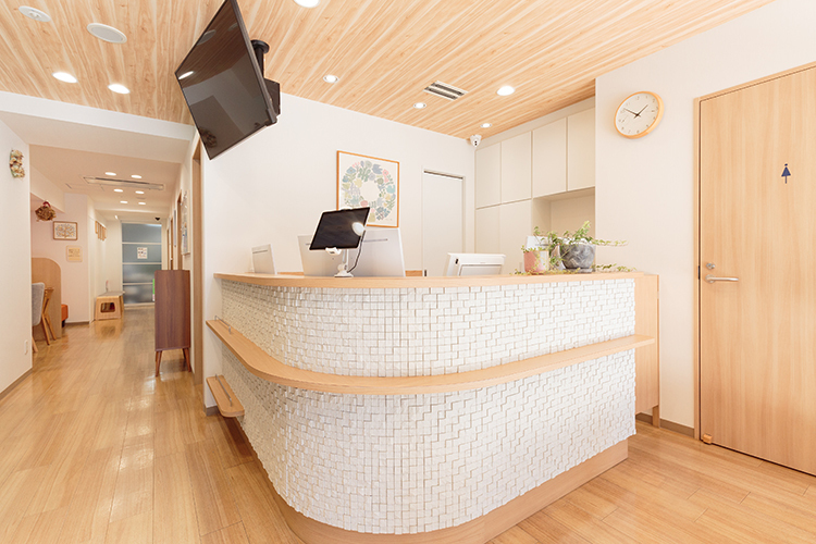 ふくだあやレディースクリニック・ひろつぐ出生前診断クリニック 大阪市北区 ナチュラルな雰囲気の院内。あたたかい空間が広がる