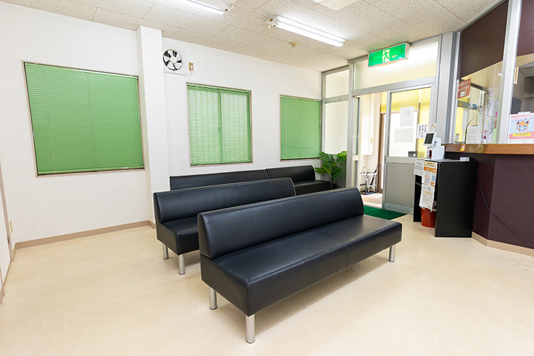 吉川整形外科・リウマチ科 寝屋川市 待ち時間を気持ち良く過ごせるような広々とした待合室