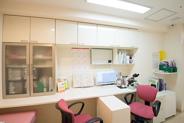 医療法人聖和会 早川クリニック 大阪市中央区 診察室では資料なども使い説明してくれる