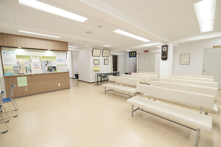 松本整形外科診療所 西宮市 広々として開放的な待合室