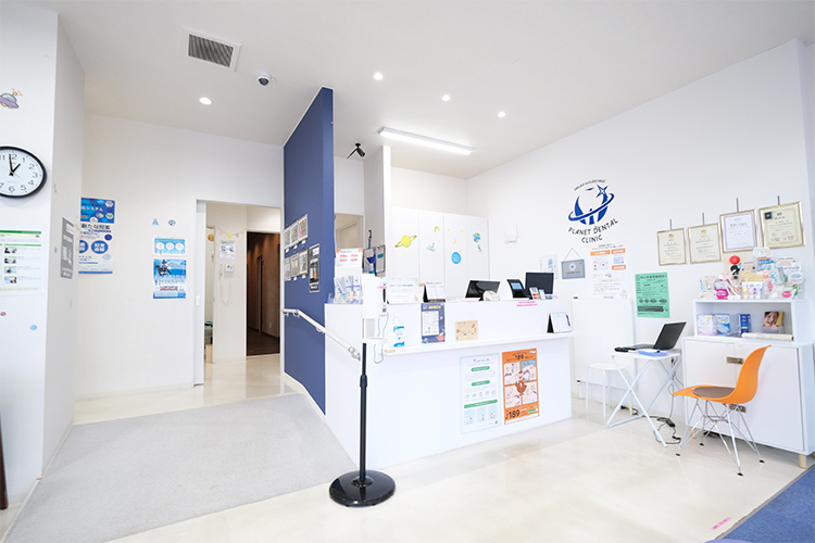 南流山プラネット歯科クリニック 流山市 白を基調とした清潔感のある待合室。宇宙をテーマに設計