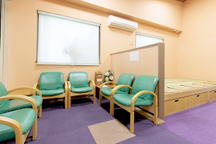 長谷川整形外科 千葉市若葉区 畳敷きもありくつろげる雰囲気の待合室