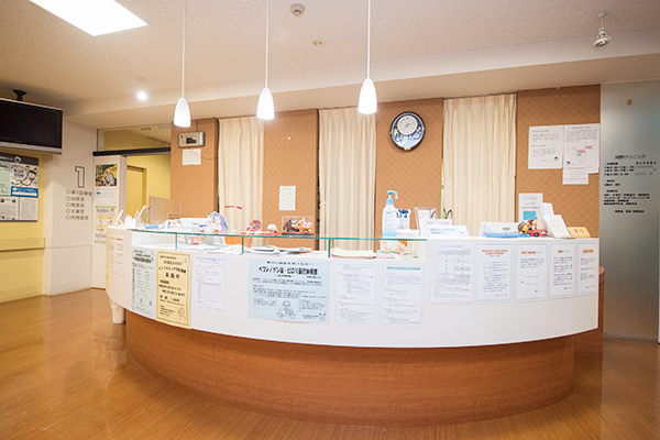 医療法人社団貴昌会 岡野クリニック 越谷市 受付ではいつでも笑顔のスタッフが対応してくれる