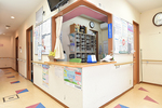 中川医院 大阪市阿倍野区 木製のカウンターを備えた受付